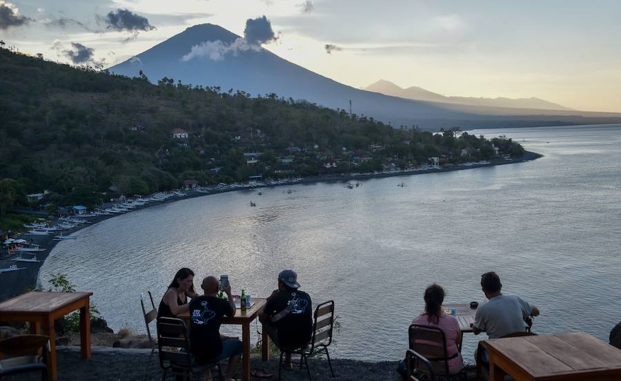 Más de 120.000 personas evacúan la región en torno al Monte Agung por amenzada en nivel máximo de erupción desde la semana pasada. 
