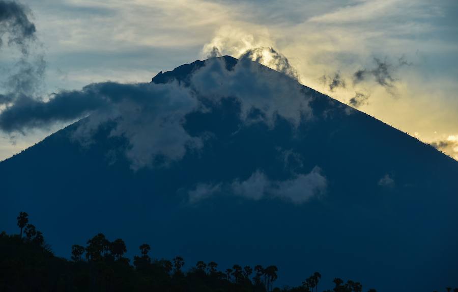 Más de 120.000 personas evacúan la región en torno al Monte Agung por amenzada en nivel máximo de erupción desde la semana pasada. 