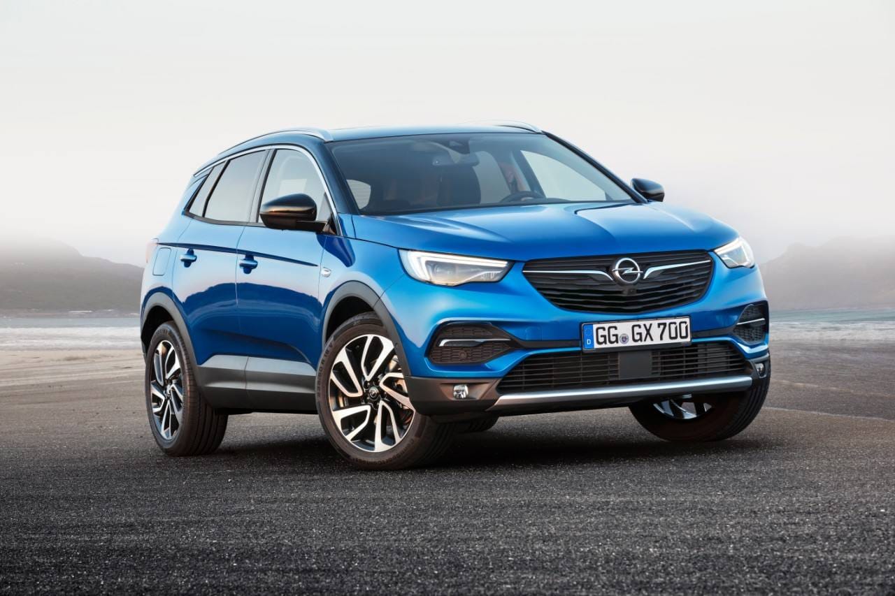 Opel empieza la comercialización del nuevo Grandland X, que llegará en breve a los concesionarios. La gama se compone de dos motores y dos niveles de equipamiento. Los precios, con descuento, arrancan desde 22.250 euros.