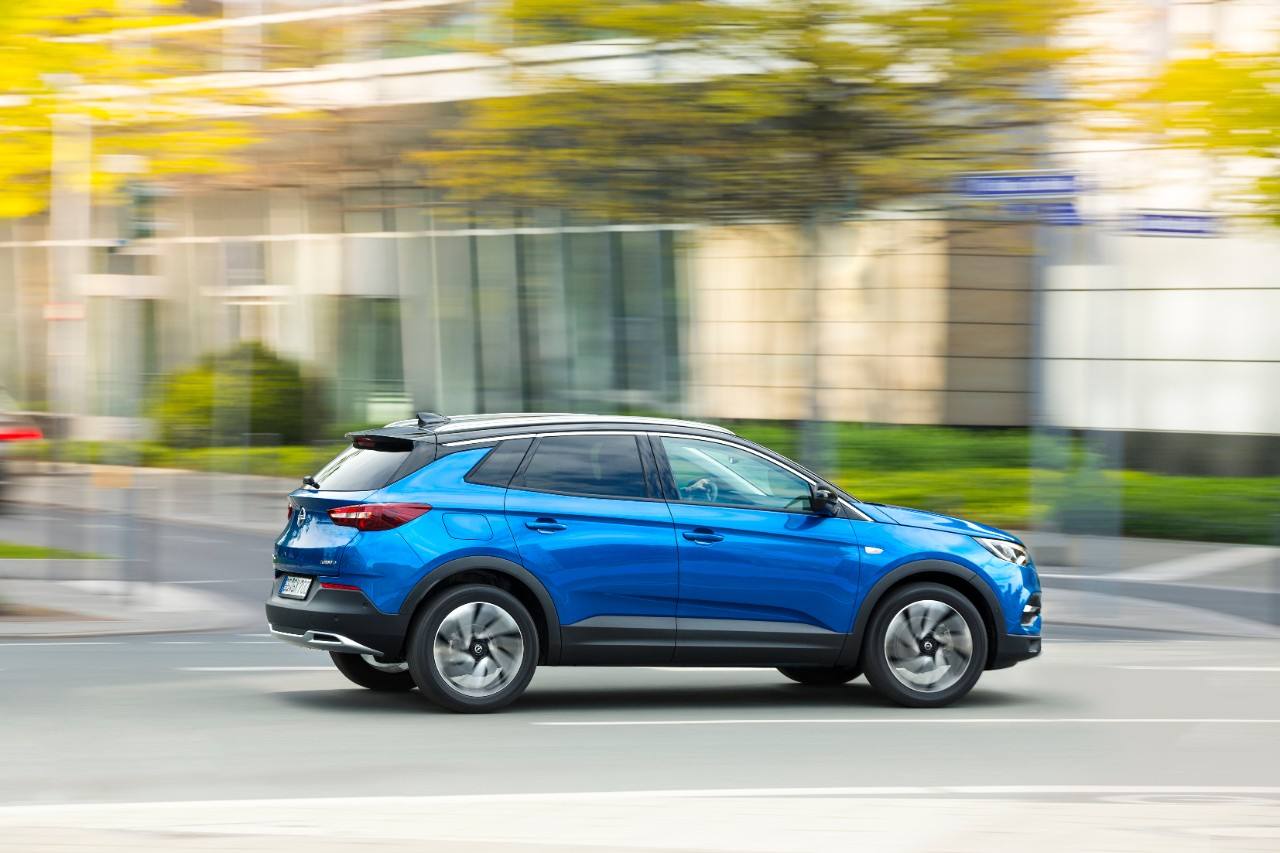 Opel empieza la comercialización del nuevo Grandland X, que llegará en breve a los concesionarios. La gama se compone de dos motores y dos niveles de equipamiento. Los precios, con descuento, arrancan desde 22.250 euros.