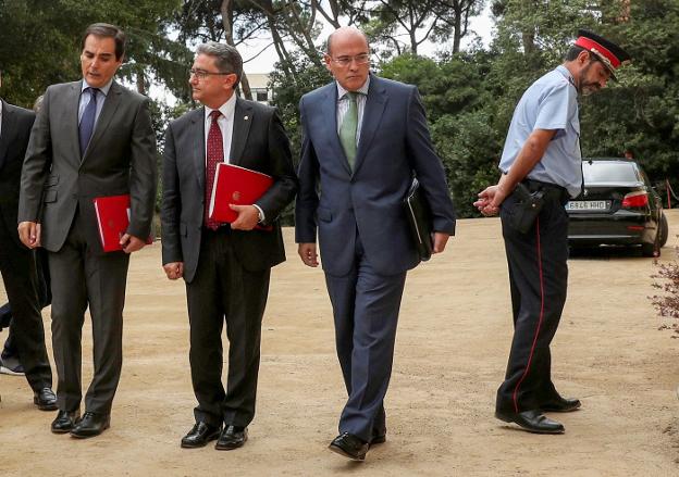 Interior tira la toalla con los Mossos y se prepara para retirar las urnas en solitario