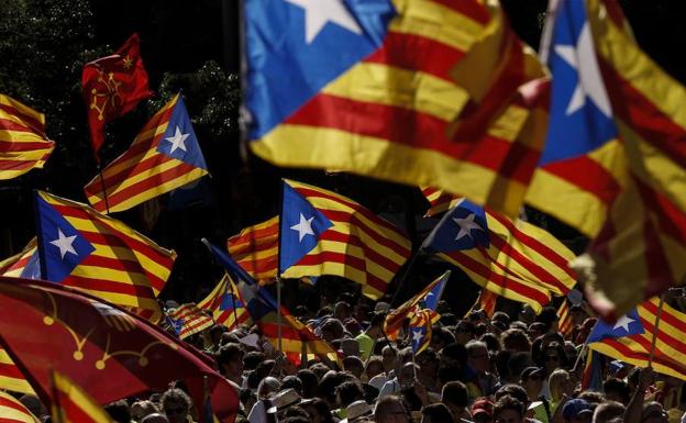 Esteladas y alguna cruz occitana en la manifestación de la Diada 2017.