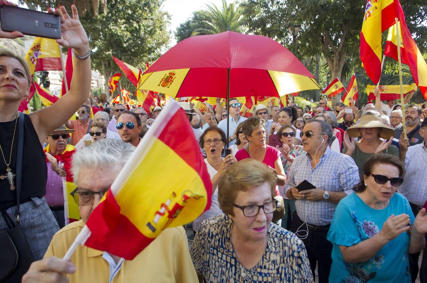 Cerca de un millar de personas acuden a una convocatoria de la Fundación Deanes bajo el lema 'España Somos Todos'