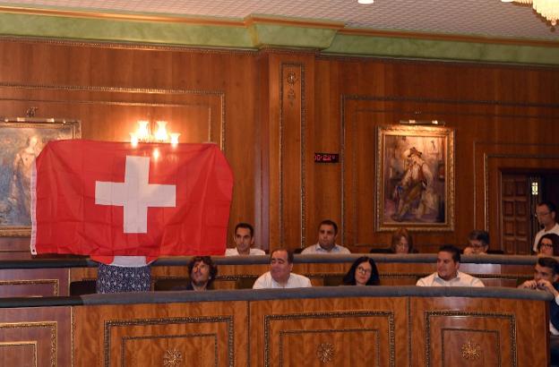 La concejal Victoria Mendiola sacó una bandera de Suiza. :: j-l.
