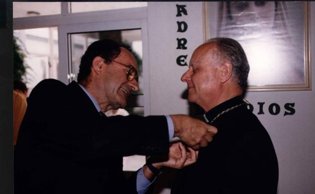 Ramón Buxarrais recibió el título de Hijo Adoptivo de Málaga en Melilla en 1997 de manos del entonces primer teniente de alcalde, Francisco de la Torre Prados.