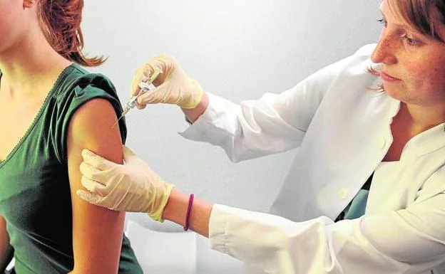 Imagen de archivo de la vacunación de una adolescente en un centro sanitario. 
