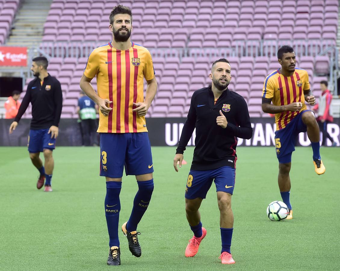 Piqué y Paulinho con la senyera, con Jordi Alba en medio.