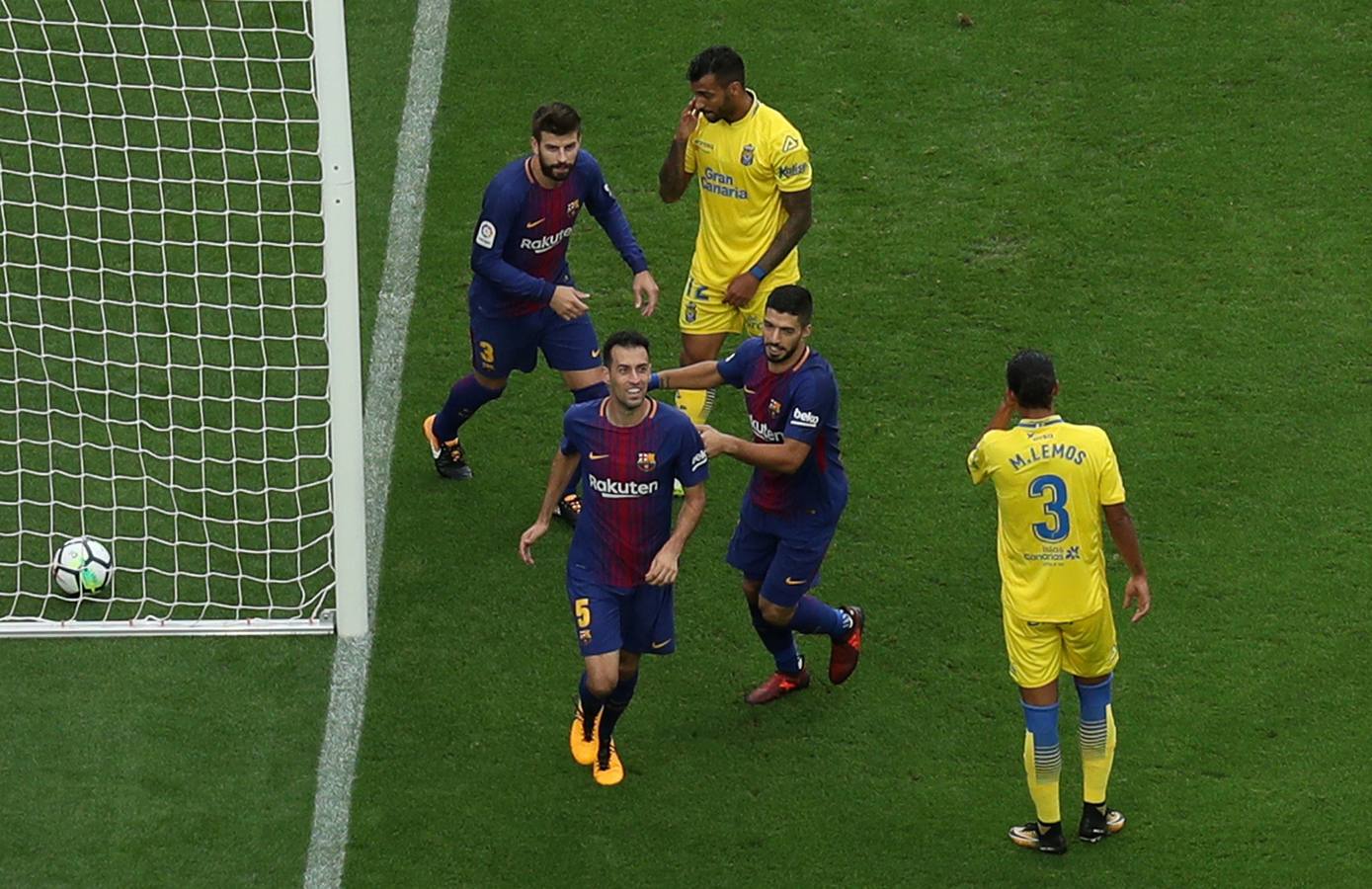 Las mejores imágenes del partido de la séptima joranda de Liga entre el Barcelona y e Las Palmas, que se ha disputado a puerta cerrada.