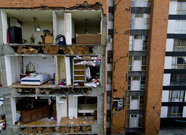 Interior de un bloque de la capital, a la vista tras el terremoto. :: afp