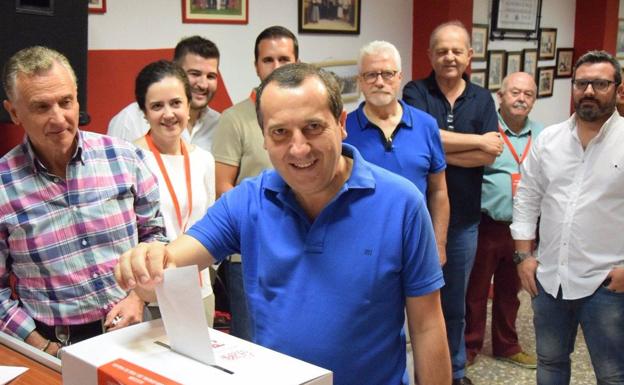 Ruiz Espejo ha votado ya en la agrupación de Antequera. El otro aspirante, Fuentes, lo hará esta tarde