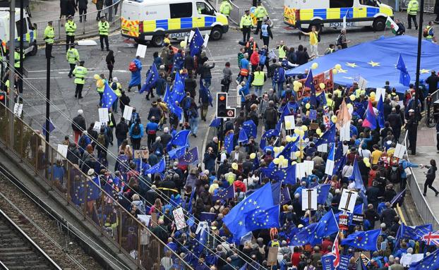 Manifestantes por las calles de Mánchester. 