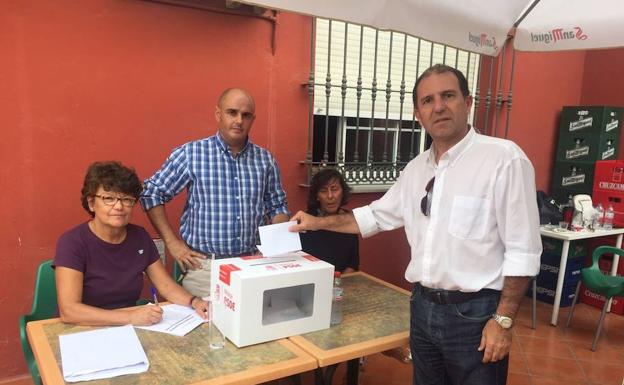 Fuentes votando esta tarde en el centro de votación de Puerto de la Torre.