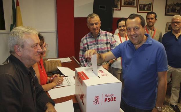 José Luis Ruiz Espejo en el momento de la votación en la sede del PSOE en Antequera