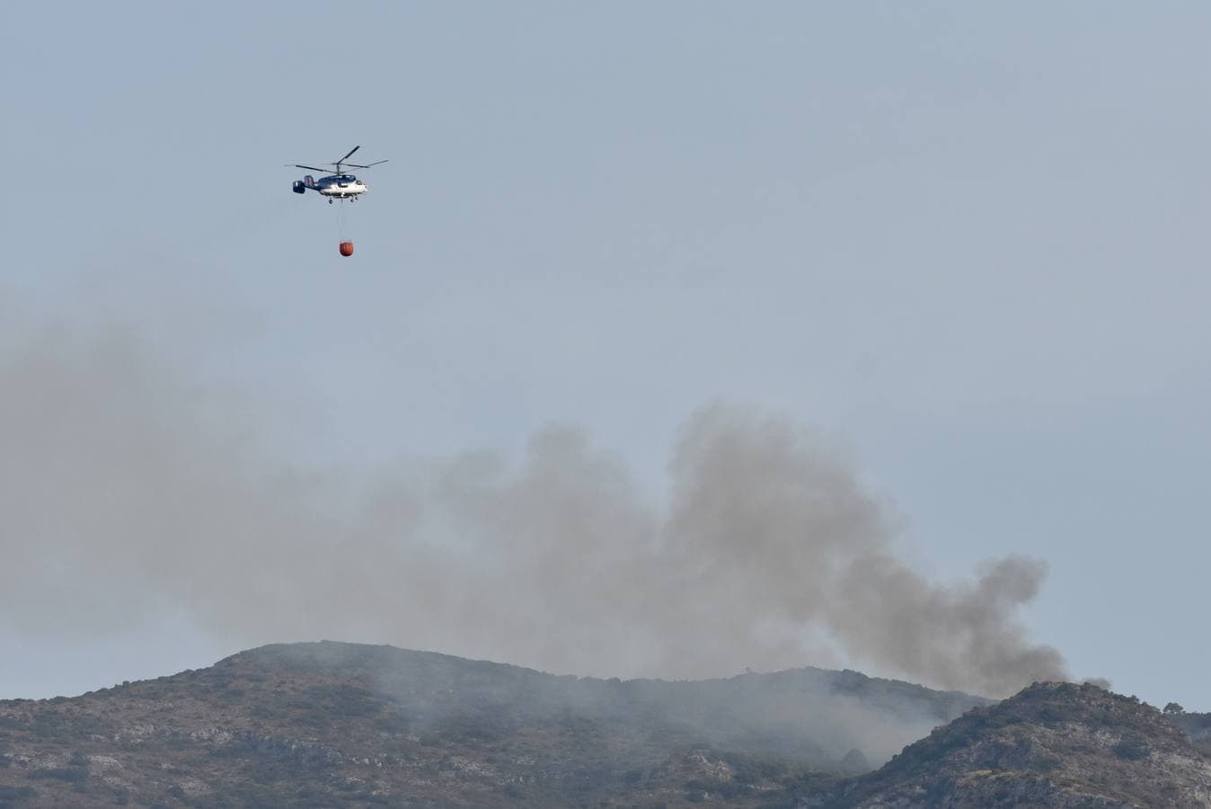 El incendio obliga a cortar la carretera MA-5300 en ambos sentidos al tráfico