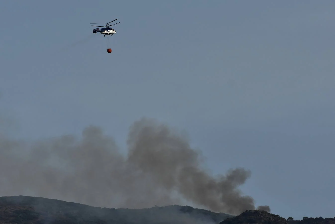 El incendio obliga a cortar la carretera MA-5300 en ambos sentidos al tráfico