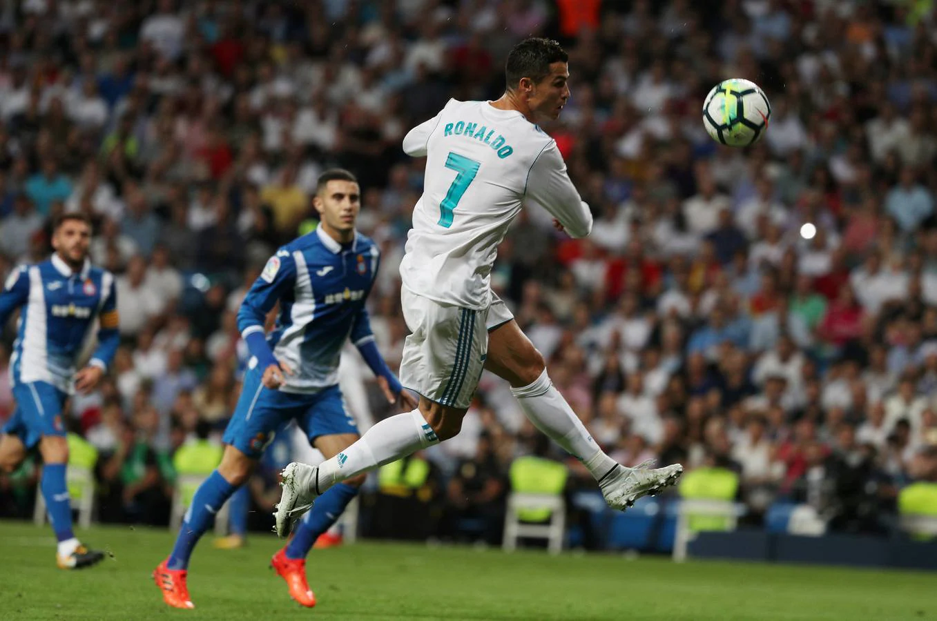 Partido correspondiente a la séptima jornada de Liga entre el Real Madrid y el Espanyol, en el Santiago Bernabéu. 