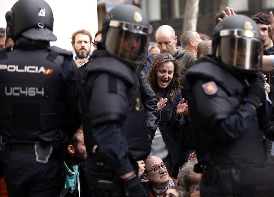 La jornada del 1-O estuvo marcada por una votación caótica y la actuación policial para evitarla