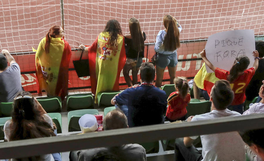 Los aficionados españoles recibieron a Gerard Piqué con insultos y abucheos, y pancartas reclamando su marcha inmediata de la selección española.