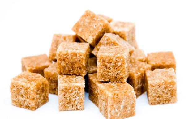 Terrones de azúcar moreno.