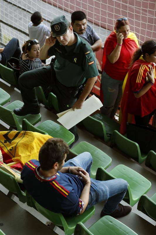 Los aficionados españoles recibieron a Gerard Piqué con insultos y abucheos, y pancartas reclamando su marcha inmediata de la selección española.