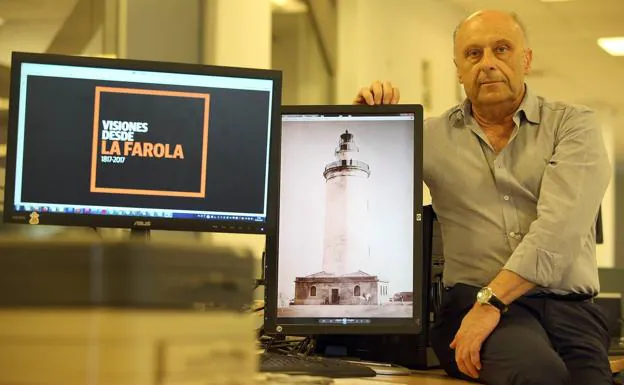 El fotohistoriador Javier Ramírez, director técnico del nuevo coleccionable de SUR, muestra una imagen antigua de la Farola. 