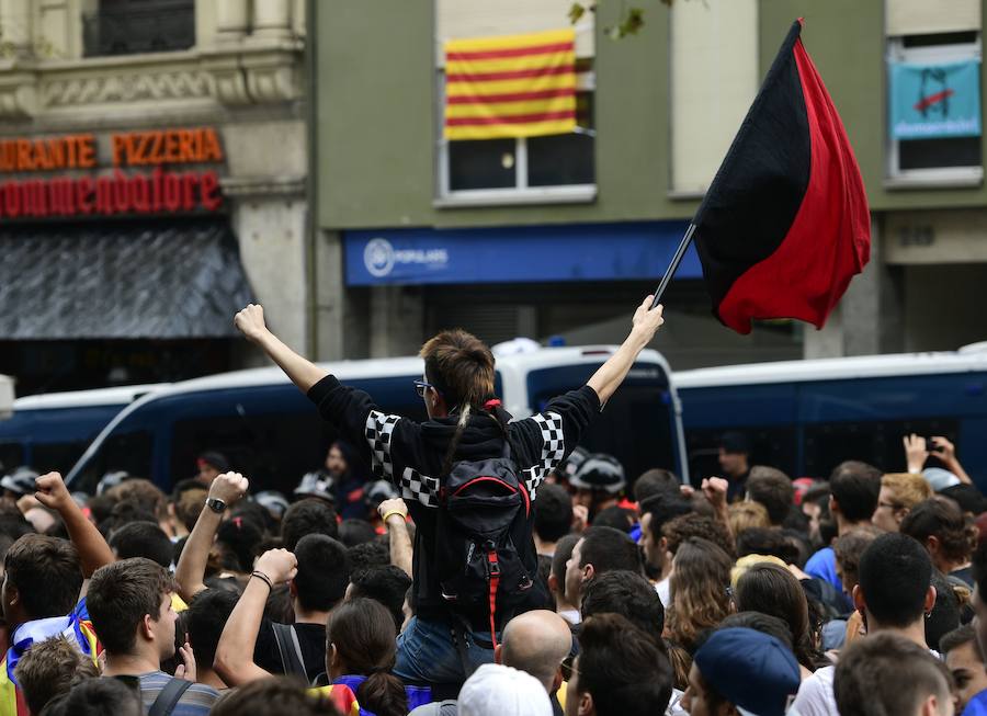 El seguimiento de la huelga es desigual: los comercios del centro de Barcelona están casi cerrados, mientras que una las plantas fabriles más importantes de Cataluña, la de Seat, en Martorell, funciona a pleno rendimiento.