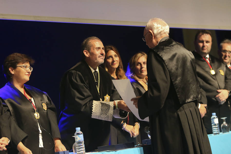 Además, ha entregado dos Medallas de Honor