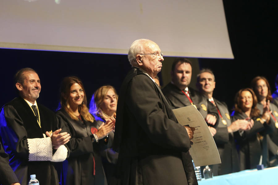 Además, ha entregado dos Medallas de Honor