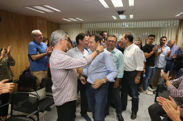 Ruiz Espejo, felicitado el domingo tras su victoria. 