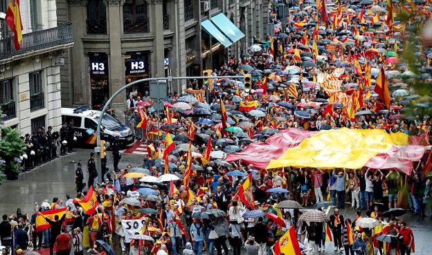Concentración convocada por el Movimiento Cívico de España y Catalanes el pasado 30 de septiembre en Barcelona. :: Juan C. Cárdenas / efe