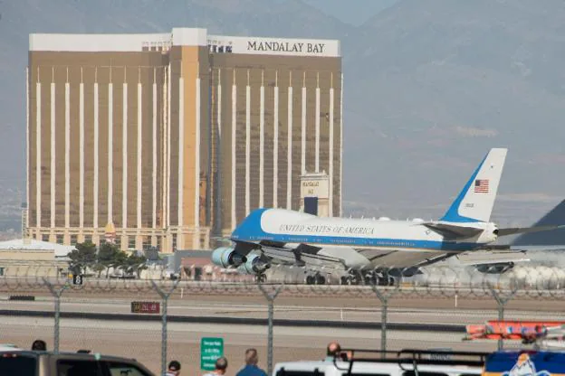 El Air Force One aterriza en Las Vegas, ante el hotel Mandalay desde donde actuó el francotirador. 