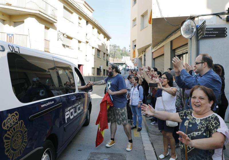 Varias decenas de agentes de la Policía Nacional han sido despedidos con vítores e incluso abrazos de los mossos