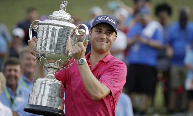 Justin Thomas, actual número cuatro del 'ranking' mundial, levanta la copa de ganador de la FedEx Cup del Circuito Americano el pasado mes de septiembre. :: sur
