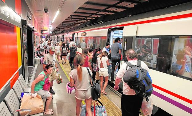 Usuarios suben a un tren de Cercanías en la estación María Zambrano.