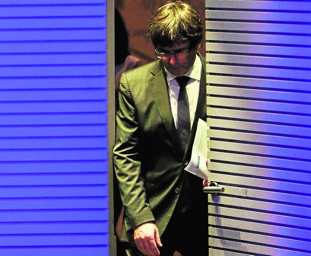 Puigdemont llega el lunes a la sala de prensa para hablar de las cargas policiales del 1-0 . :: a. estévez / efe