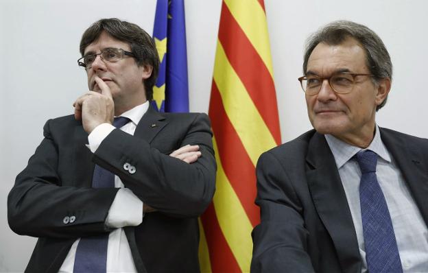 Puigdemont y Mas presiden el martes el Comité Nacional del PdeCat, para valorar el referéndum el 1-0. :: a. dalmau / efe
