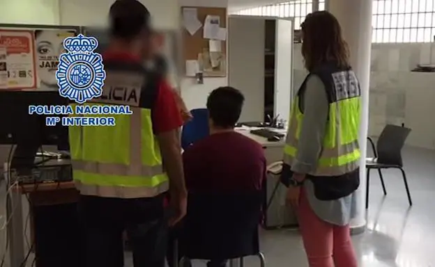 Agentes de la Policía Nacional, junto al detenido por supuestos abusos. 