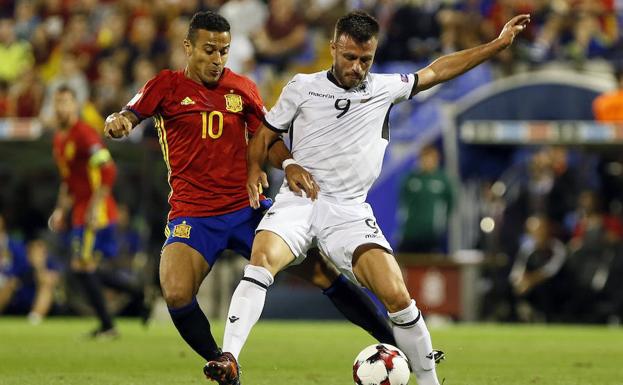 Thiago Alcántara, disputando el balón con Ledian Memushaj.