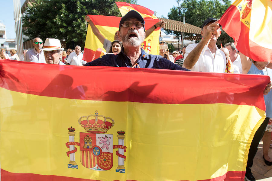 Miles de personas asisten a la concentración, celebrada frente al Ayuntamiento