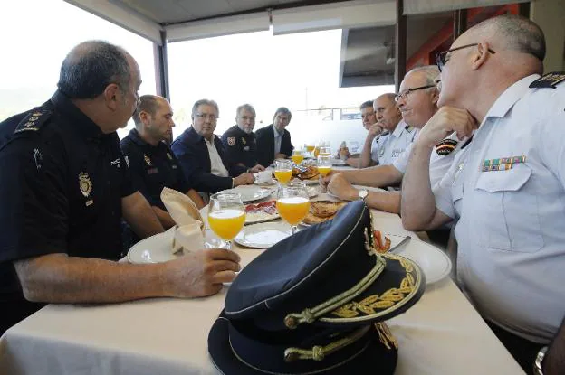 Villabona, frente al ministro Zoido, en una reunión con mandos policiales ayer en La Junquera (Gerona).
