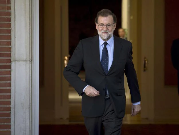 Rajoy se dirige el pasado lunes a la puerta de la Moncloa para recibir a Pedro Sánchez. :: L. Piergiovanni / efe