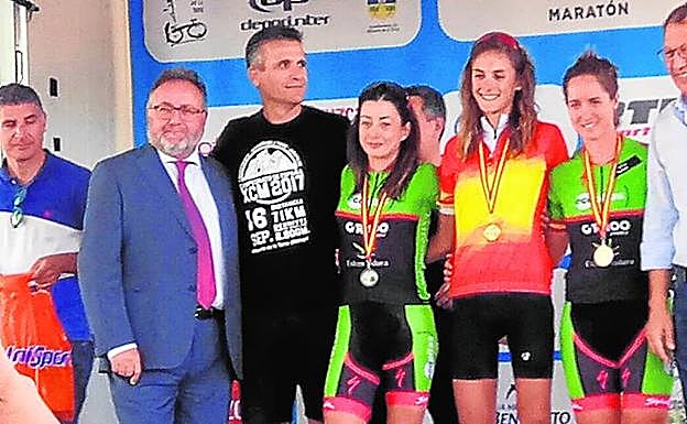 En el podio, con la medalla de oro del Estatal.