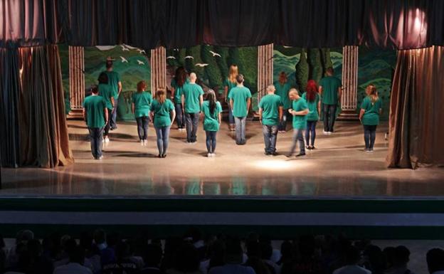Un momento del estreno de la última obra de teatro realizada por Málaga Acoge en la prisión de Alhaurín, ‘Las cosas de la vida’