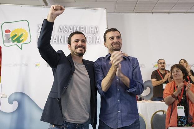 Alberto Garzón y Antonio Maíllo, ayer en la clausura de la 21 asamblea. :: Pepo Herrera.EFE