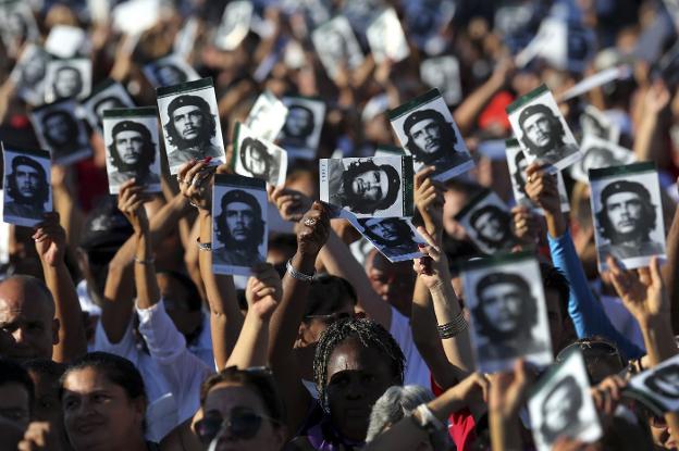 Miles de personas participaron en el homenaje al 'Che' en la ciudad cubana de Santa Clara. :: Alejandro Ernesto / efe