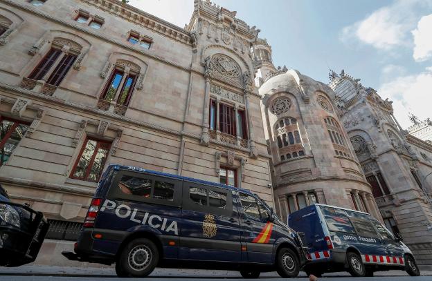 Un vehículo de la Policía Nacional, ayer, ante la sede del TSJC en Barcelona. :: gonzalo fuentes / Reuters