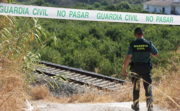 Un agente de la Guardia Civil, en la zona en la que se encontró el cadáver.