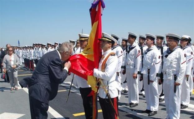 Imagen de archivo de una jura de bandera civil a bordo del ‘Juan Carlos I’