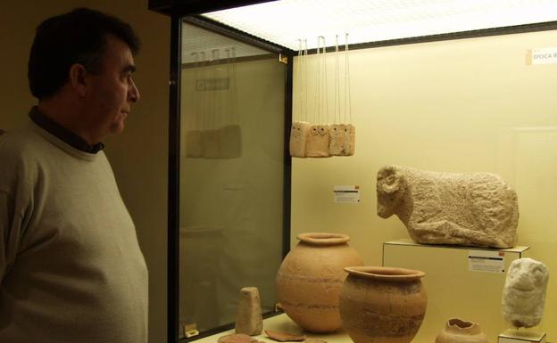 Imagen de archivo de una exposición en el Museo Municipal de Teba con piezas arqueológicas salvadas del expolio en el asentamiento íbero del cerro de Los Castillejos 