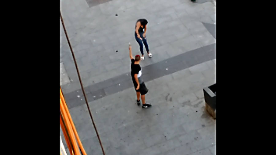 Fotograma obtenido del vídeo, en el que se observa al agresor apuntando a su expareja y a ella defendiéndose con un cuchillo
